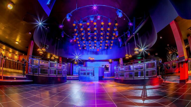 How to manage a nightclub?